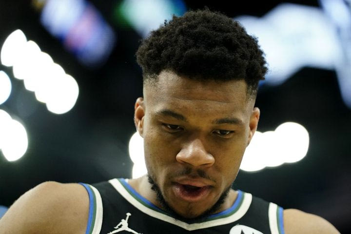 Μιλγουόκι Μπακς: Νοκ-άουτ και από το Game 6 με τους Ιντιάνα Πέισερς ο Γιάννης Αντετοκούνμπο