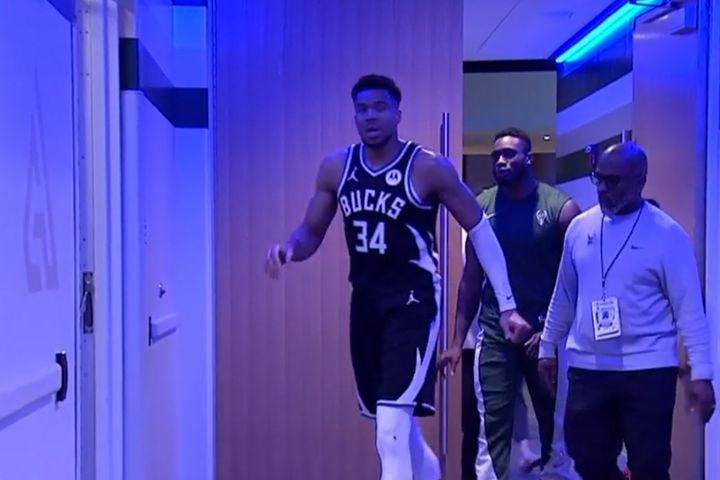 NBA, Γιάννης Αντετοκούνμπο: Η στιγμή του τραυματισμού του και η αποχώρηση για τα αποδυτήρια μαζί με τον Θανάση