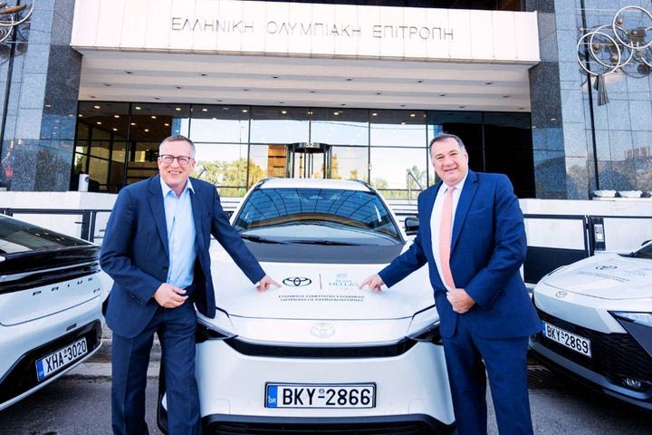 H Toyota Hellas παρέδωσε τα αυτοκίνητα για την Ολυμπιακή Λαμπαδηδρομία «Παρίσι 2024»