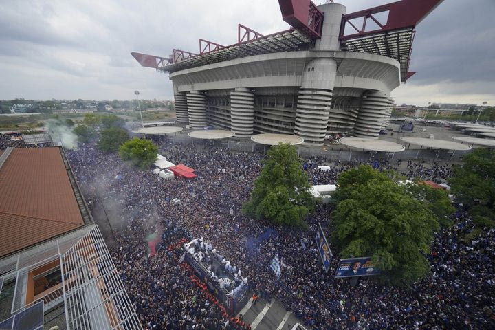 Ίντερ: Πλημμύρισαν οι δρόμοι του Μιλάνου στους πανηγυρισμούς του σκουντέτο