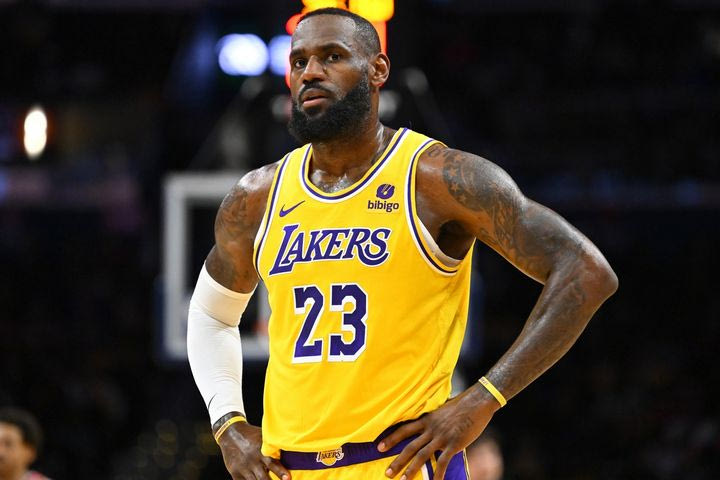 NBA, καρφιά ΛεΜπρόν για τον κυβερνήτη των Μάβερικς λόγω Ντόντσιτς: “Όταν ένας κλόουν πάει στο παλάτι, αυτό γίνεται τσίρκο”