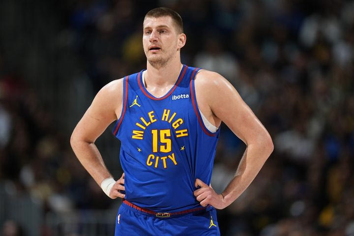 NBA, Σαμ Κασέλ: “Ο Ολάζουον θα νικούσε τον Γιόκιτς”