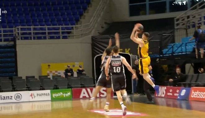 Το τρελό buzzer-beater τρίποντο και φάουλ του Καράμπελα από το κέντρο