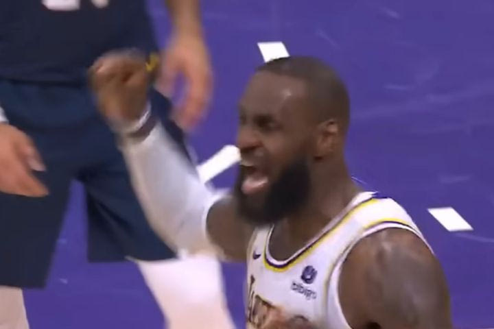 NBA: Απίστευτο ξέσπασμα ΛεΜπρόν Τζέιμς, ούρλιαζε στον πάγκο των Λείκερς επειδή τον αγνόησε και δεν ζήτησε challenge