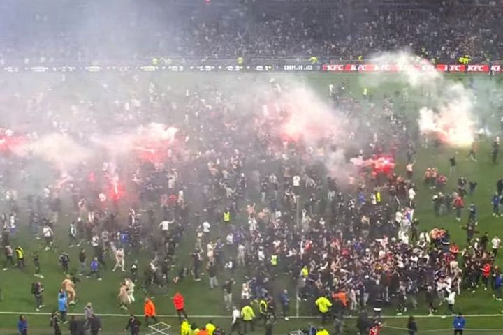 Οι οπαδοί της Λιόν μπήκαν στον αγωνιστικό χώρο και πανηγύρισαν έξαλλα την πρόκριση στον τελικό