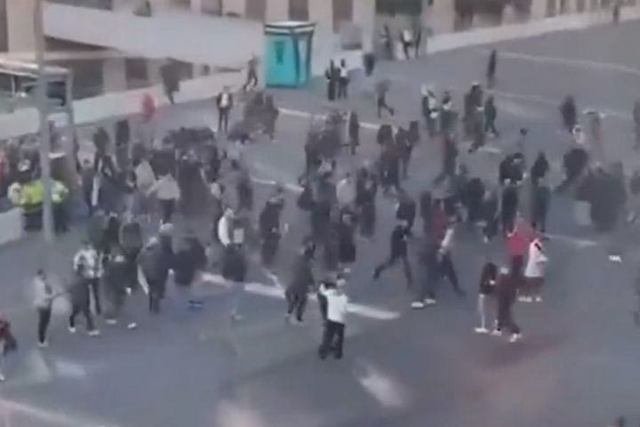 Μάντσεστερ Γιουνάιτεντ: Οπαδοί εγκατέλειψαν το Γουέμπλεϊ μετά το 4-3 της Κόβεντρι και έτρεξαν πίσω όταν είδαν ότι ακυρώθηκε