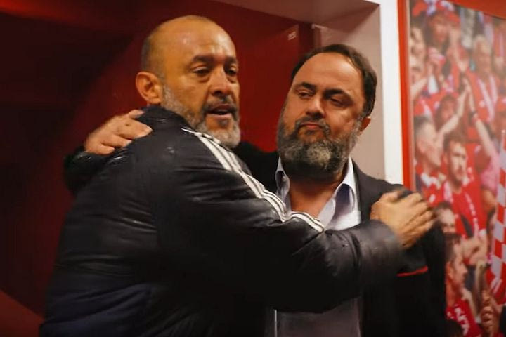 Νότιγχαμ: Οι αγκαλιές του Μαρινάκη με τον Νούνο και τους παίκτες μετά από τη νίκη επί της Φούλαμ