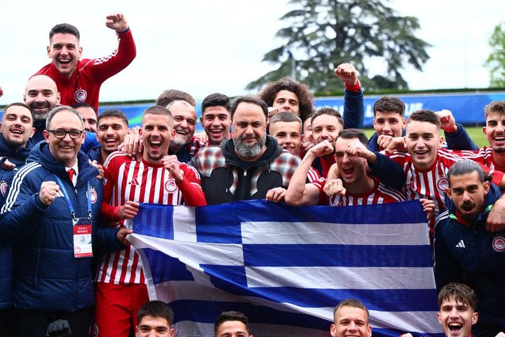 Ολυμπιακός: Ο Μαρινάκης στους πανηγυρισμούς με τους παίκτες και ελληνική σημαία