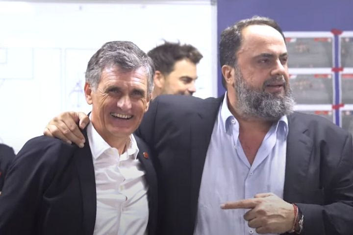 Ολυμπιακός: Η ομιλία του Μαρινάκη στους παίκτες μετά την πρόκριση επί της Φενέρ και η εγκάρδια αγκαλιά με τον Μεντιλίμπαρ