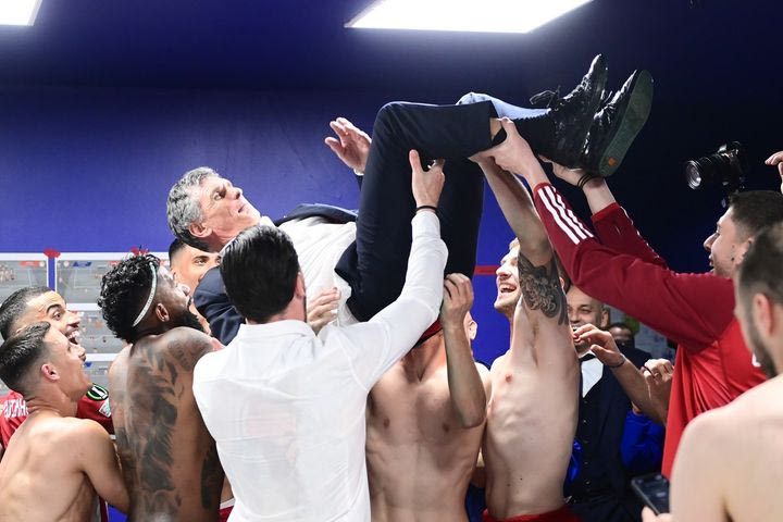 Ολυμπιακός: Σήκωσαν τον Μεντιλίμπαρ στα χέρια οι παίκτες των ερυθρόλευκων στα αποδυτήρια