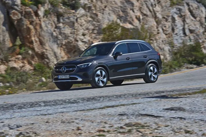 Δοκιμάζουμε την εντυπωσιακή Mercedes-Benz GLC 300 de 4MATIC που ορίζει το πλαίσιο των premium SUV