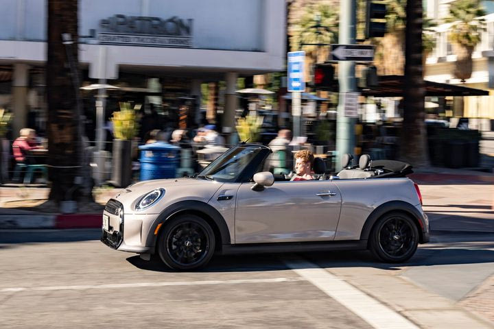 Το MINI Cooper S Cabrio στο Παλμ Σπρίνγκς είναι η εικόνα της απόλυτης ελευθερίας