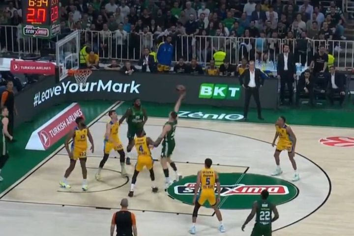 Παναθηναϊκός AKTOR – Μακάμπι: Το “τρελό” καλάθι του Ντίνου Μήτογλου που πρόλαβε τον χρόνο μετά την πάσα του Γκριγκόνις