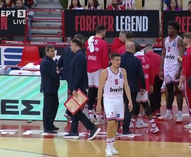 Ολυμπιακός – Περιστέρι bwin: Το στιγμιότυπο με τον Γιώργο Μπαρτζώκα στο τάιμ-άουτ των ερυθρόλευκων