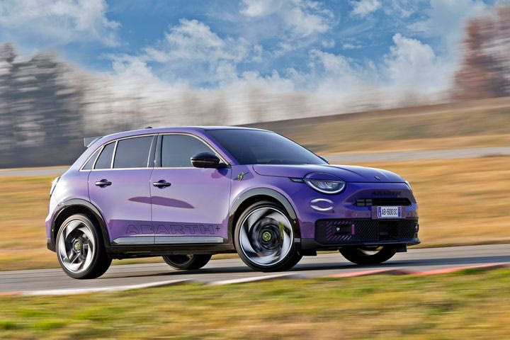 Αποκαλυπτήρια με κάθε επισημότητα για το επετειακό SUV της Abarth, το 600e με τους 240 ίππους