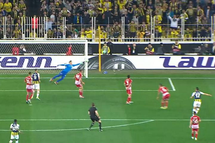 Ο Καχβετσί έκανε το 1-0 για τη Φενέρμπαχτσε με σουτ μέσα από την περιοχή