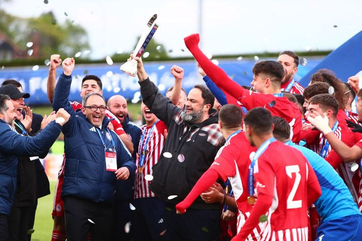 Ολυμπιακός – Μίλαν 3-0: Ο Βαγγέλης Μαρινάκης ενθουσιασμένος φίλησε και σήκωσε ψηλά το τρόπαιο των πρωταθλητών Ευρώπης