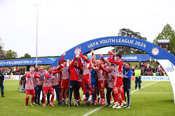 Η απονομή του Youth League στον Ολυμπιακό