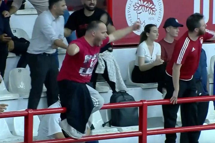Ολυμπιακός – Μίλαν: Οι φίλοι των Πειραιωτών στο “Μερκούρη” γιόρτασαν για τα ιστορικά γκολ στον τελικό του Youth League