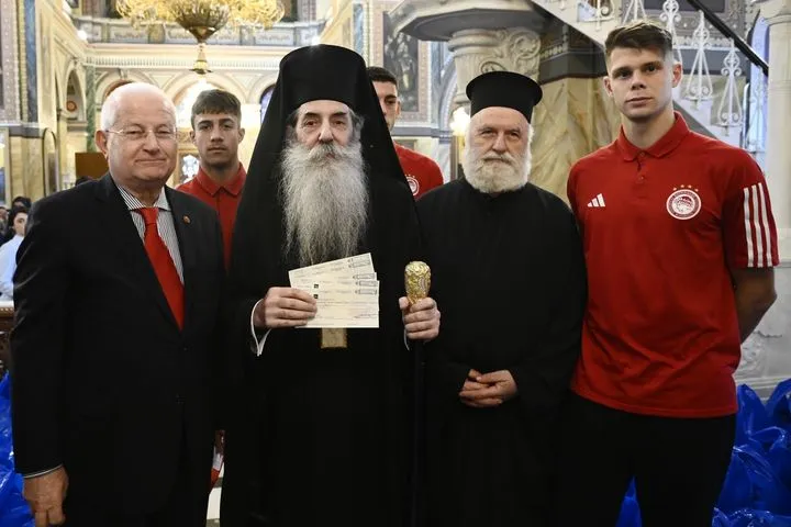 Ολυμπιακός: Οι ερυθρόλευκοι προσέφεραν γεύματα στην Ιερά Μητρόπολη Πειραιά