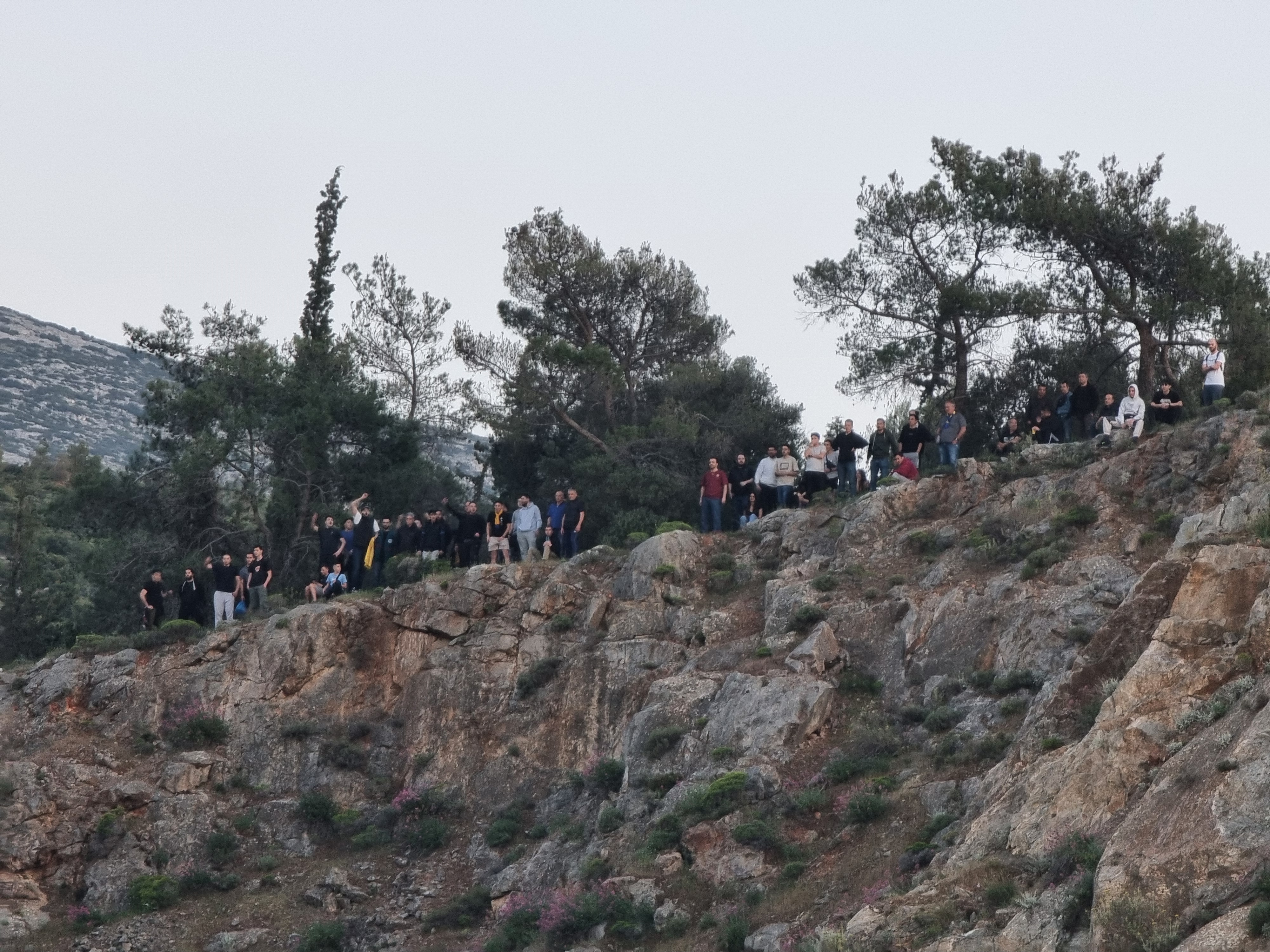 Κηφισιά – Παναιτωλικός: Οι φιλοξενούμενοι βρήκαν τον τρόπο να δουν το ματς από τα βράχια της Καισαριανής