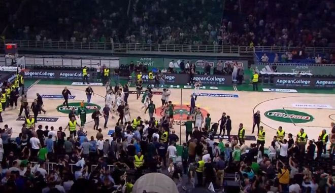 Το VIDEO με την αποχώρηση των δύο ομάδων προς τη φυσούνα μετά τη λήξη του ντέρμπι Παναθηναϊκός AKTOR – Ολυμπιακός