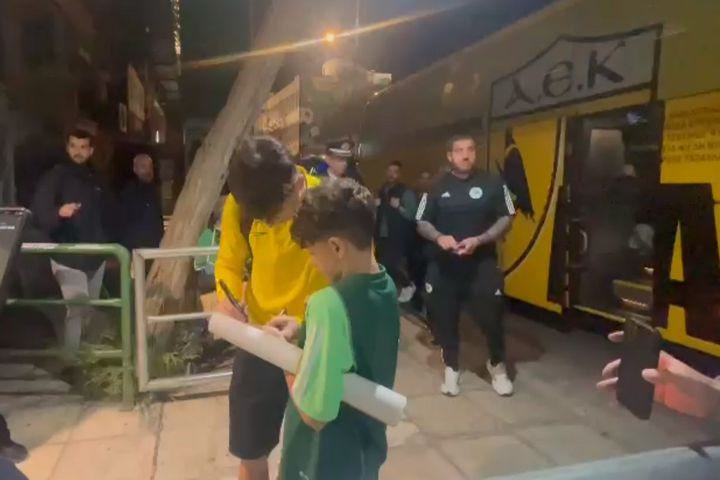 Αυτόν τον αθλητισμό θέλουμε: Το πανέμορφο video με τον μικρό φίλο του Παναθηναϊκού που περίμενε τους παίκτες της ΑΕΚ για αυτόγραφα