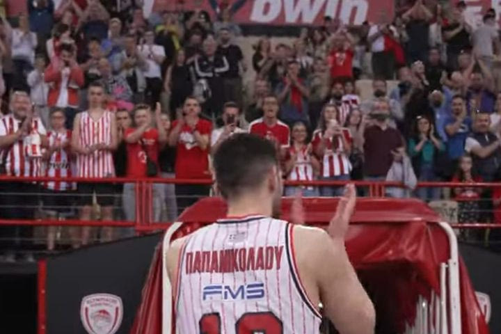 Ολυμπιακός: Τα χαμόγελα στην εξέδρα, οι θεαματικές φάσεις από άλλη όψη και το χειροκρότημα στο φινάλε της αναμέτρησης με το Περιστέρι bwin