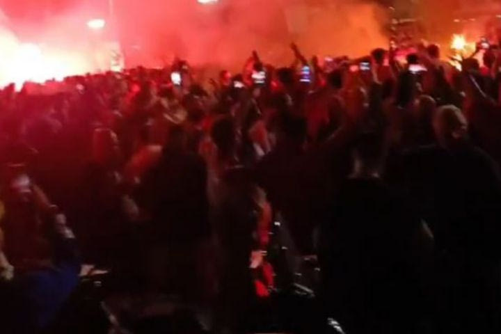 Οι οπαδοί του Ολυμπιακού βγήκαν στο Πασαλιμάνι για να πανηγυρίσουν την πρόκριση στους 4 του Conference League