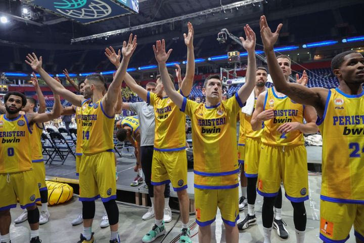 Οι παίκτες του Περιστερίου bwin και ο κόσμος έγιναν ένα μετά τον ημιτελικό με την Τενερίφη