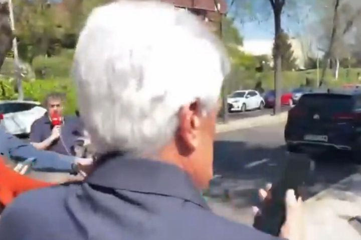 Ο πρόεδρος της ισπανικής Ομοσπονδίας πιάστηκε στα πράσα: Χτύπησε το τηλέφωνό του, ενώ έκανε ότι μιλούσε