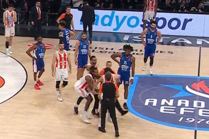Εφές – Ερυθρός Αστέρας: Ο Μίλος Τεόντοσιτς τρελάθηκε με τον διαιτητή, αποβλήθηκε και δεν έφευγε από το γήπεδο