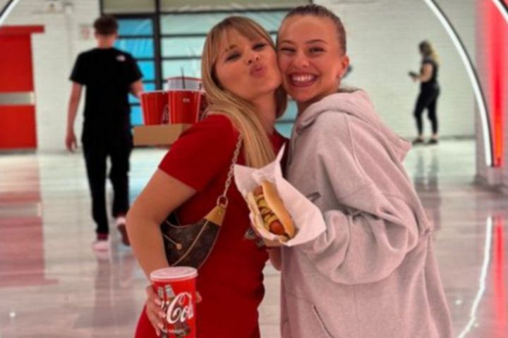 Ολυμπιακός: Ντυμένη στα κόκκινα η σύντροφος του Πετρούσεβ έκλεψε τις εντυπώσεις στο ΣΕΦ