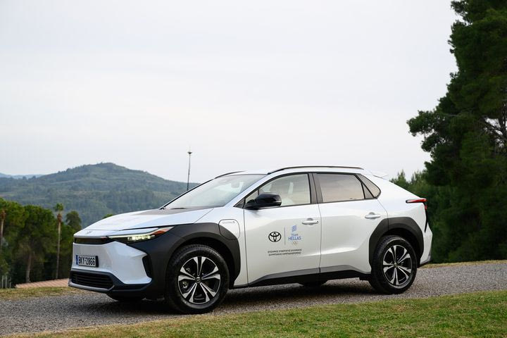 Το αμιγώς ηλεκτρικό SUV Toyota bZ4X κλέβει τις εντυπώσεις συνοδεύοντας την Ολυμπιακή Φλόγα