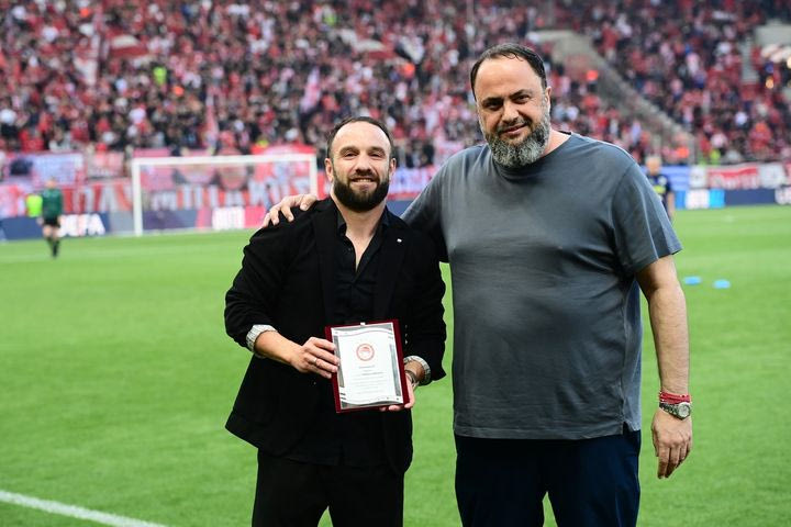 Η βράβευση του Βαλμπουενά από τον Ολυμπιακό
