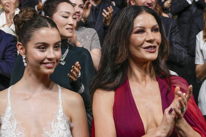 Η κόρη της Catherine Zeta Jones με φόρεμα-κομπινεζόν της μητέρας της από τα 90s