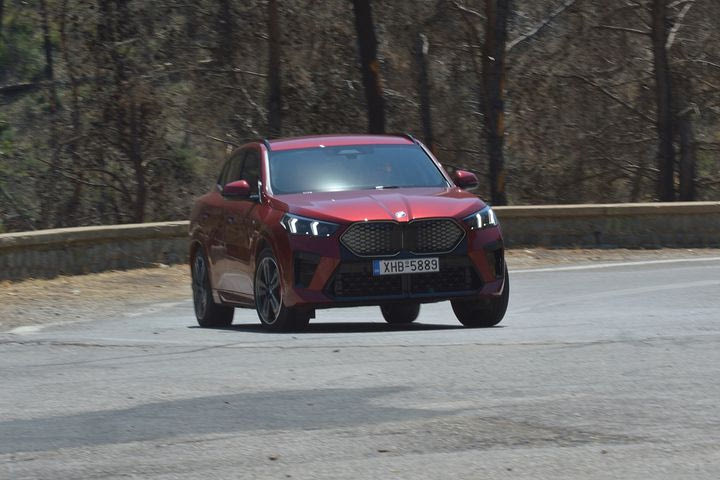 Δοκιμή του τετρακίνητου ηλεκτρικού SUV BMW iX2 xDrive30 με την εξωτική εμφάνιση