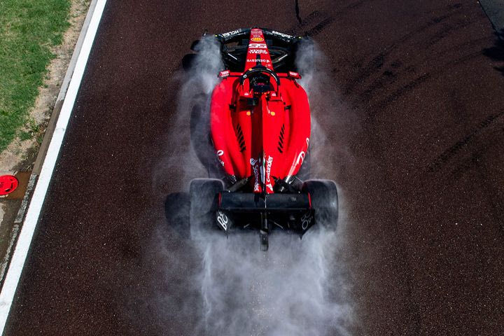 Γιατί η Ferrari έκανε δοκιμές με καλυμμένους τροχούς στο Φιοράνο