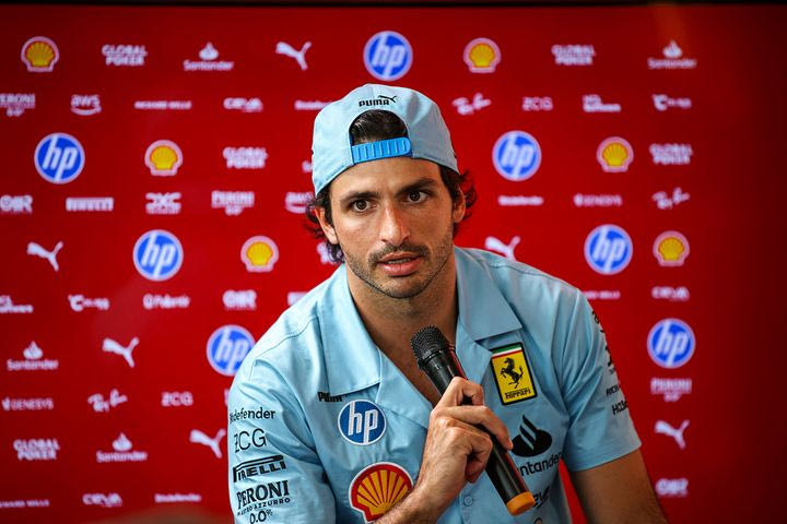 O Κάρλος Σάινθ καλείται να διαλέξει μεταξύ της Mercedes και της Audi