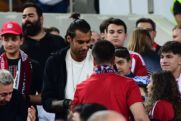 Οι selfies του Γιώργου Πρίντεζη με φιλάθλους του Ολυμπιακού στο “Γ. Καραϊσκάκης”