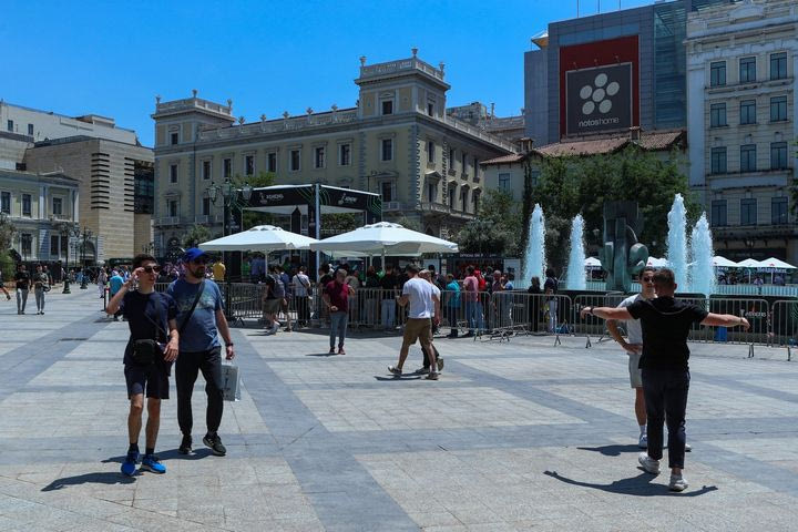 Ολυμπιακός: Χαμόγελα και συνθήματα στην Fan Zone της UEFA για τον μεγάλο τελικό