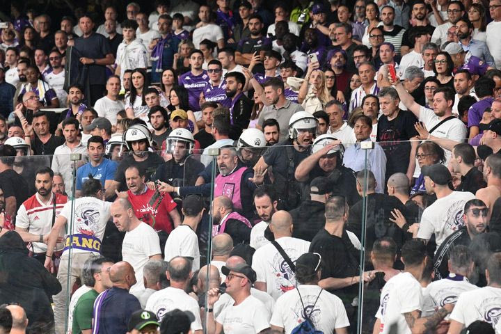 Ένταση στην OPAP Arena στο φινάλε του α’ μέρους, κινήθηκαν προς την εξέδρα οι ποδοσφαιριστές της Φιορεντίνα