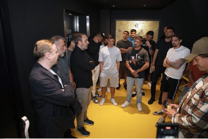 ΑΕΚ: “Θα κερδίσετε αυτό το πρωτάθλημα και θα γράψετε ιστορία”, VIDEO από την επίσκεψη των παικτών στο Μουσείο Ιστορίας
