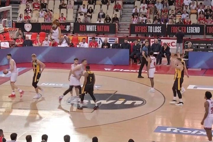 Ολυμπιακός – ΑΕΚ Betsson: Ο Αγραβάνης έβαλε τη βολή, απάντησε στην κερκίδα με μια κίνηση και δέχθηκε τεχνική ποινή