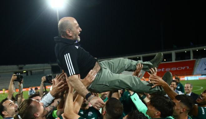 Η αποθέωση του Γιάννη Αλαφούζου από τους παίκτες του Παναθηναϊκού