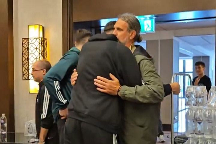 Final Four 2024, Παναθηναϊκός AKTOR: Η αγκαλιά του Αλβέρτη στον Μήτογλου και τον Σλούκα, στο μεσημεριανό των “πράσινων” στο ξενοδοχείο