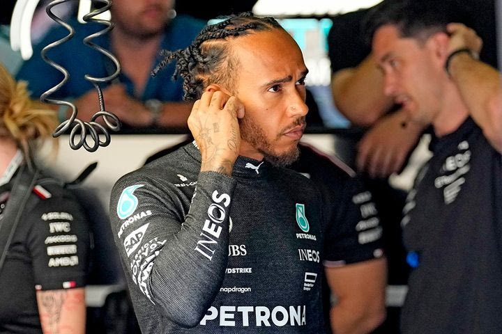 Υπαινιγμοί Χάμιλτον ότι η Mercedes τον αφήνει σε δεύτερη μοίρα -Τι απαντά ο Ράσελ