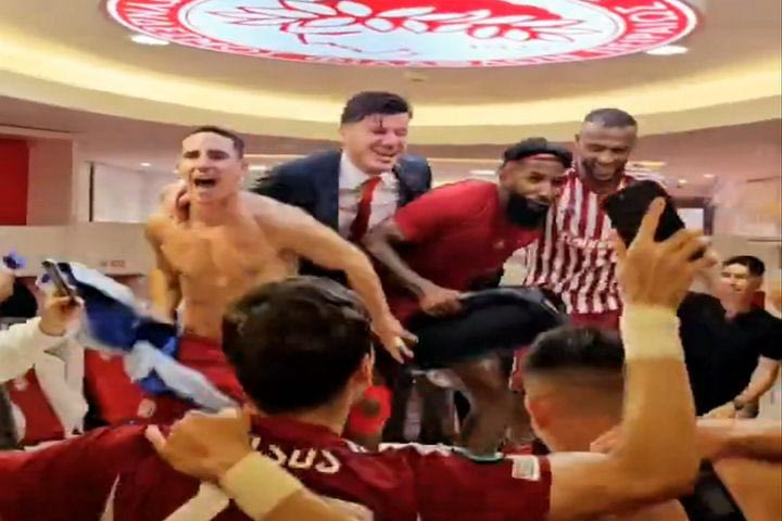 Ολυμπιακός: Χαμός στα αποδυτήρια των ερυθρόλευκων μετά την πρόκριση στον τελικό του Conference League