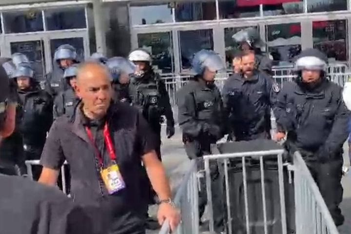 Ένταση έξω από την UBER Arena μετά το ντου των Τούρκων οπαδών χωρίς εισιτήριο