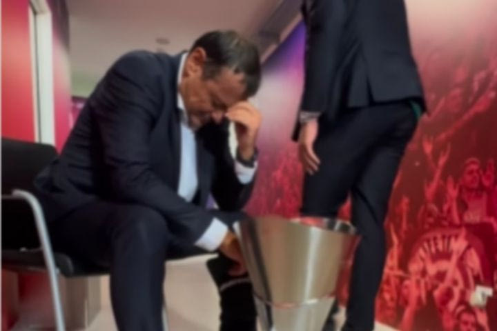 Fina Four 2024, η φωτογραφία του τελικού: Ο Αταμάν εξουθενωμένος και ανακουφισμένος μπροστά από το τρόπαιο της EuroLeague